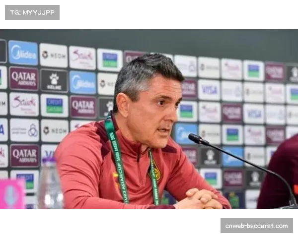 特写：VAR长时间复核后，主裁判定里昂点球无效